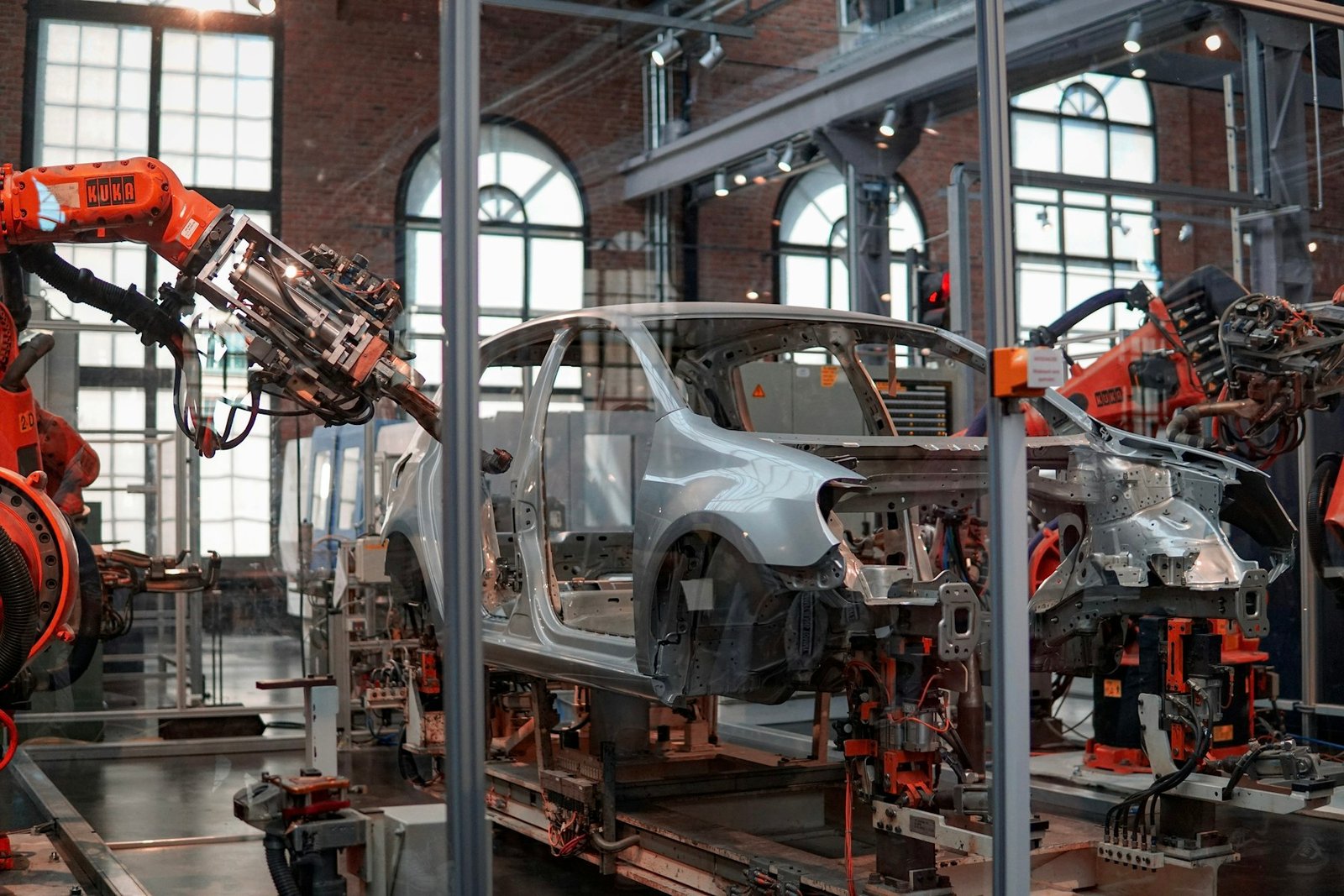 Robot kollarıyla otomatik üretim hattı